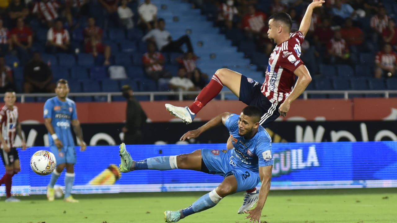 Daniel Giraldo disputando un balón.