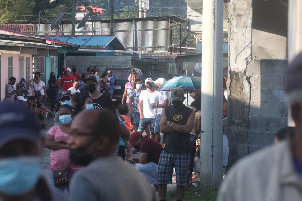 Los panameños se aglomeran para comprar alimentos en tiendas del Gobierno