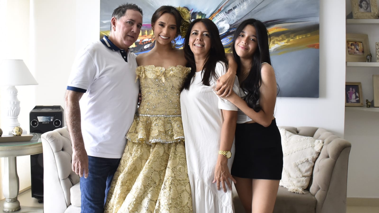 La nueva reina entre sus papás Augusto De Castro y Sandra González,y su hermana menor Isabella.