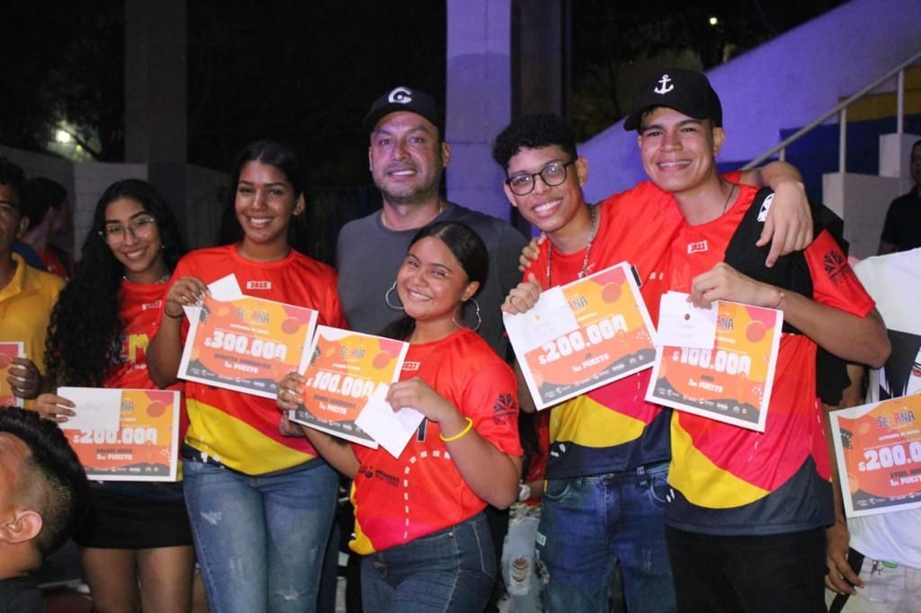 El Alcalde José Fernando Vargas con jóvenes participantes.