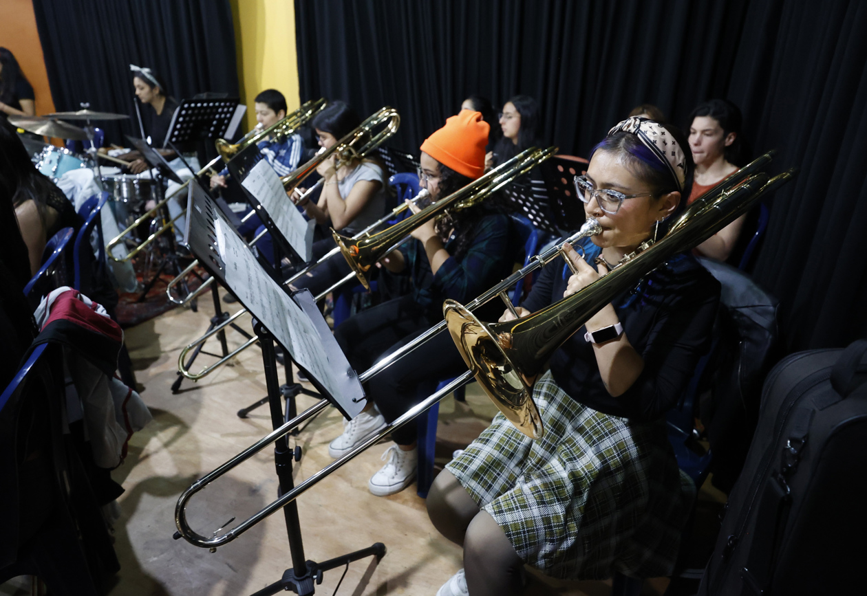 Ensayo general de la Big Band femenina en Bogotá.