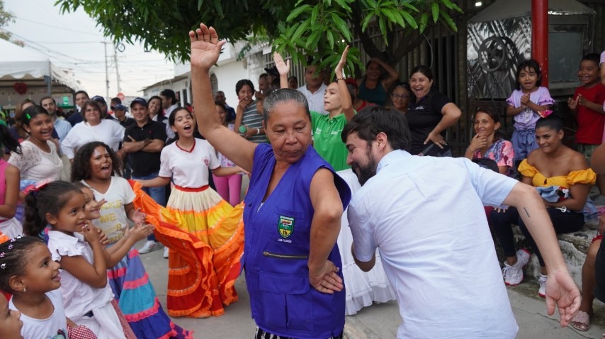 El Alcalde Pumarejo bailó al ritmo de cumbia con habitantes de Las Flores.
