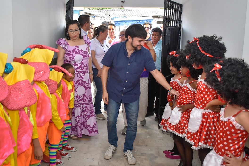 El Alcalde Jaime Pumarejo saludando a los estudiantes.