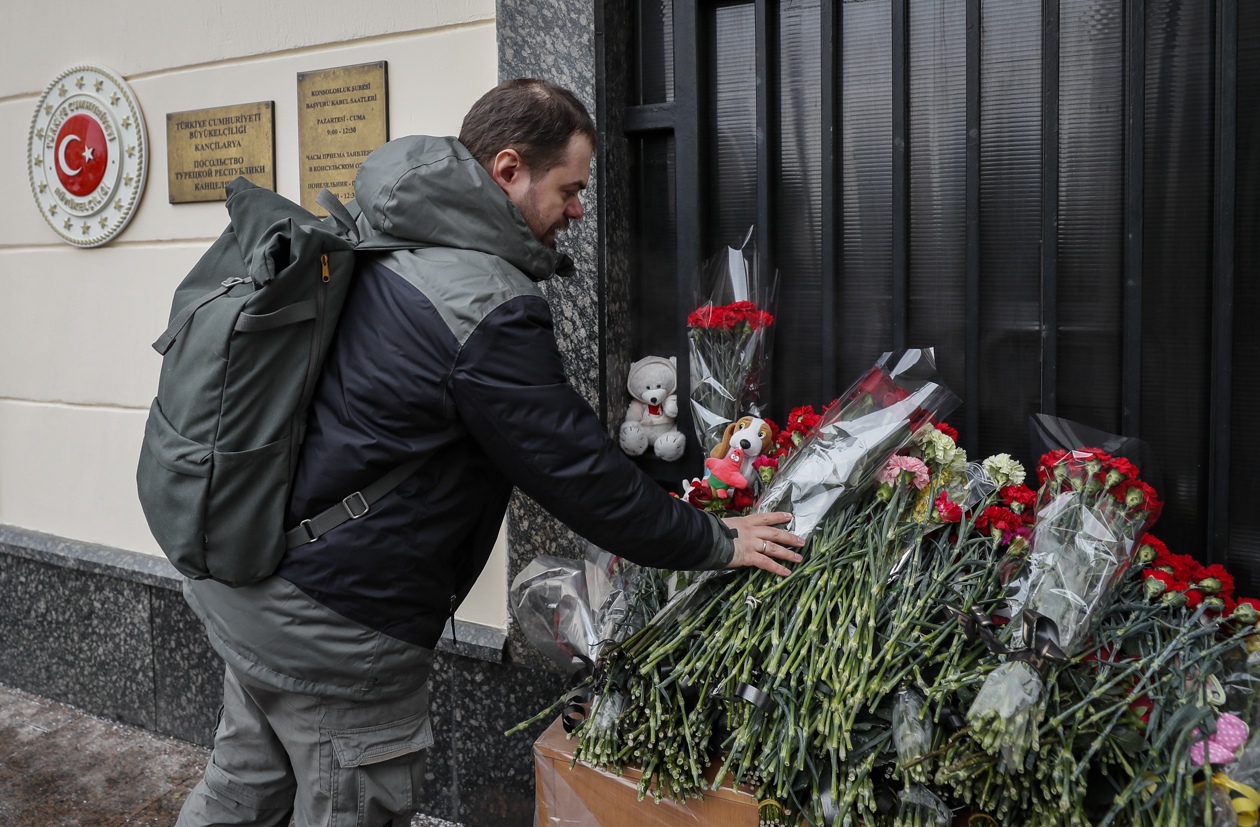 Flores y homenajes a las víctimas del terremoto frente a la embajada de Turquía en Moscú.