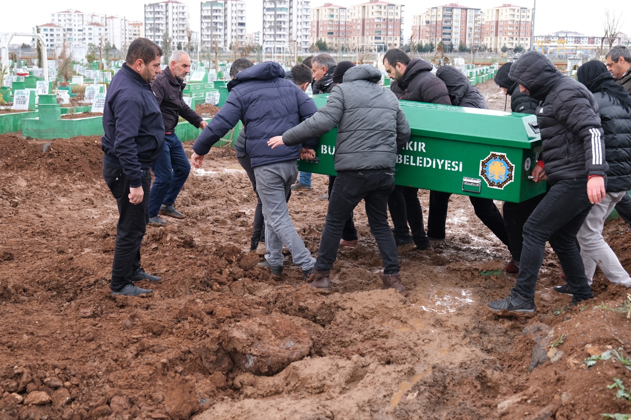 Funeral por las víctimas de un terremoto en Diyarbakir, Turquía.