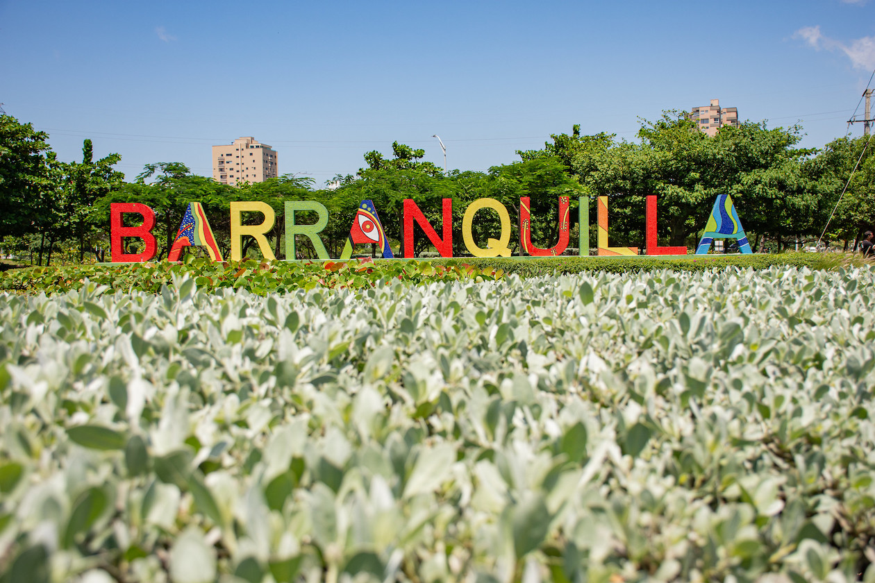El florecido anuncio a la entrada de Barranquilla.
