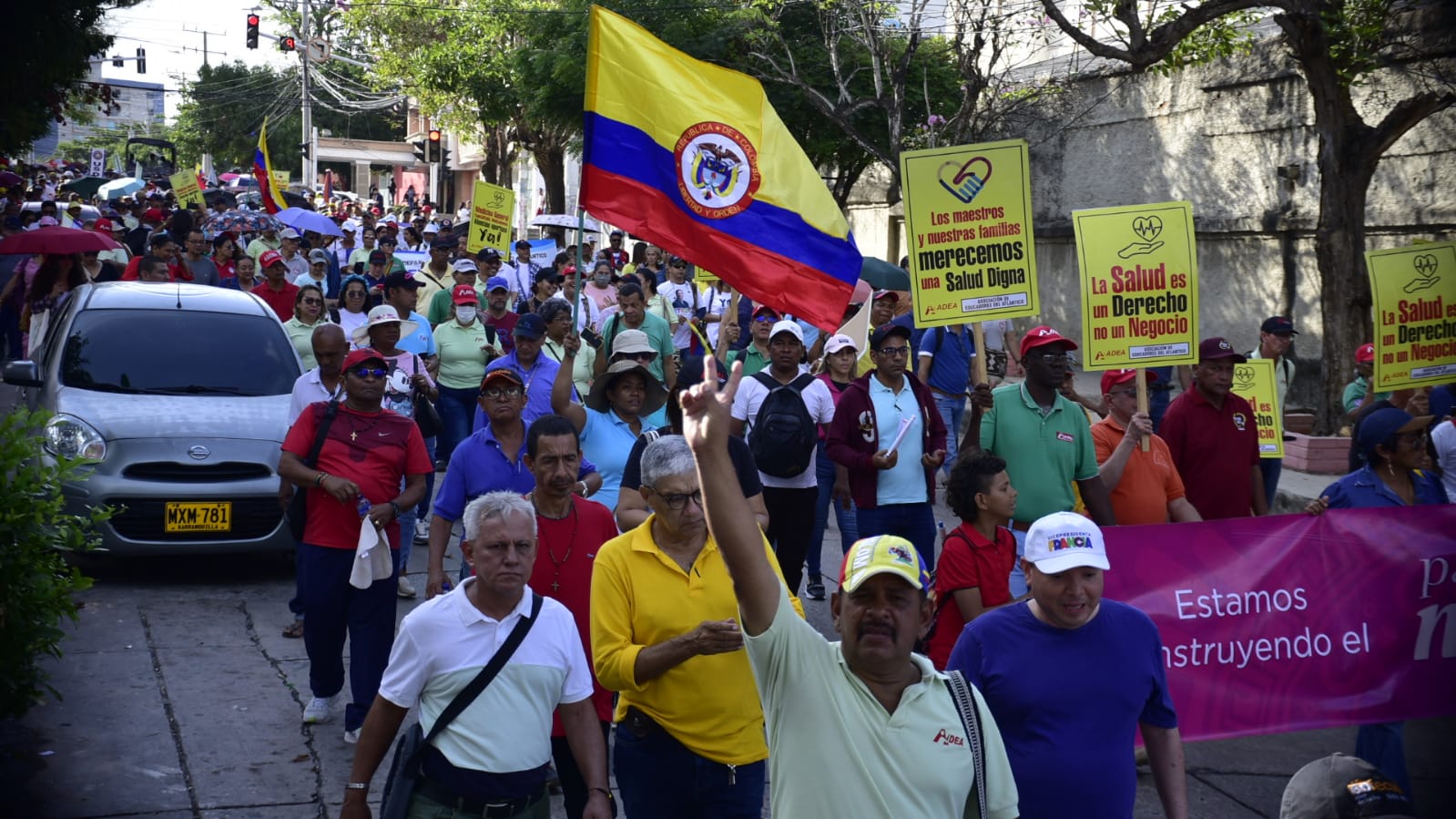Trabajadores marchando en defensa de las reformas laboral, pensional y de salud