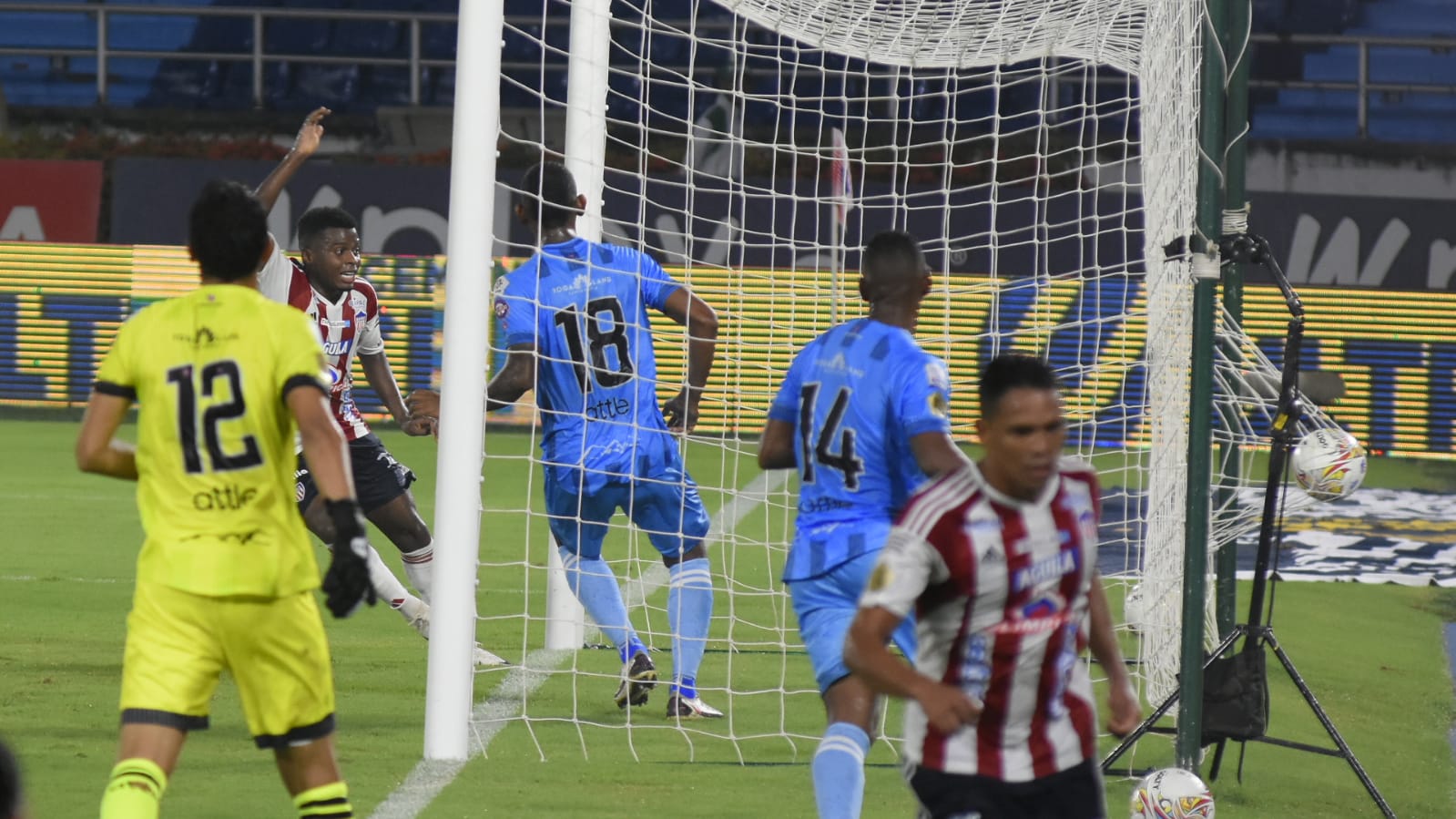 Déiber Caicedo mete la pelota en el arco del Unión para el 5-0.