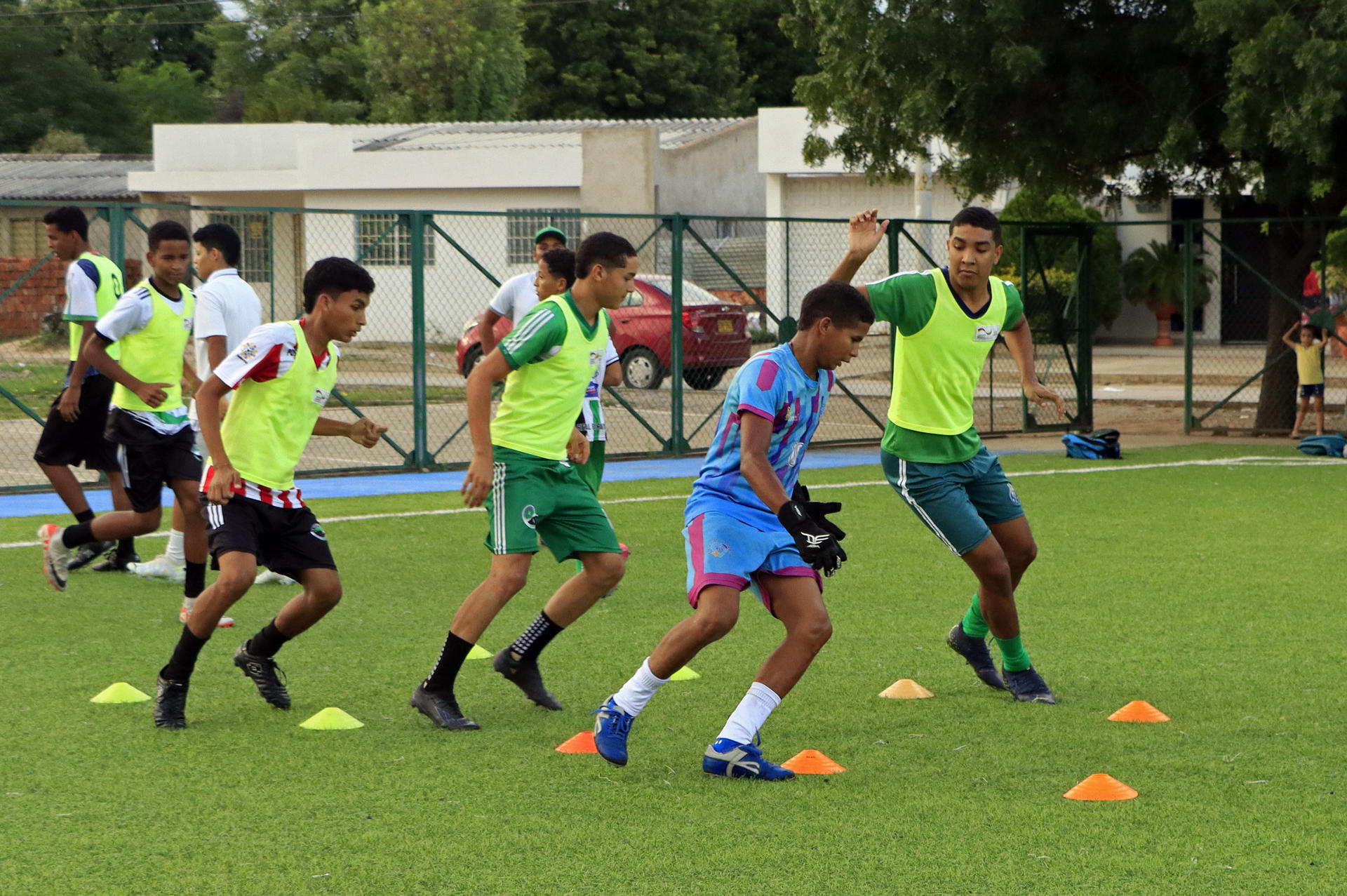 Niños y jóvenes entrenan fútbol en la Fundación Sembrando Esperanza