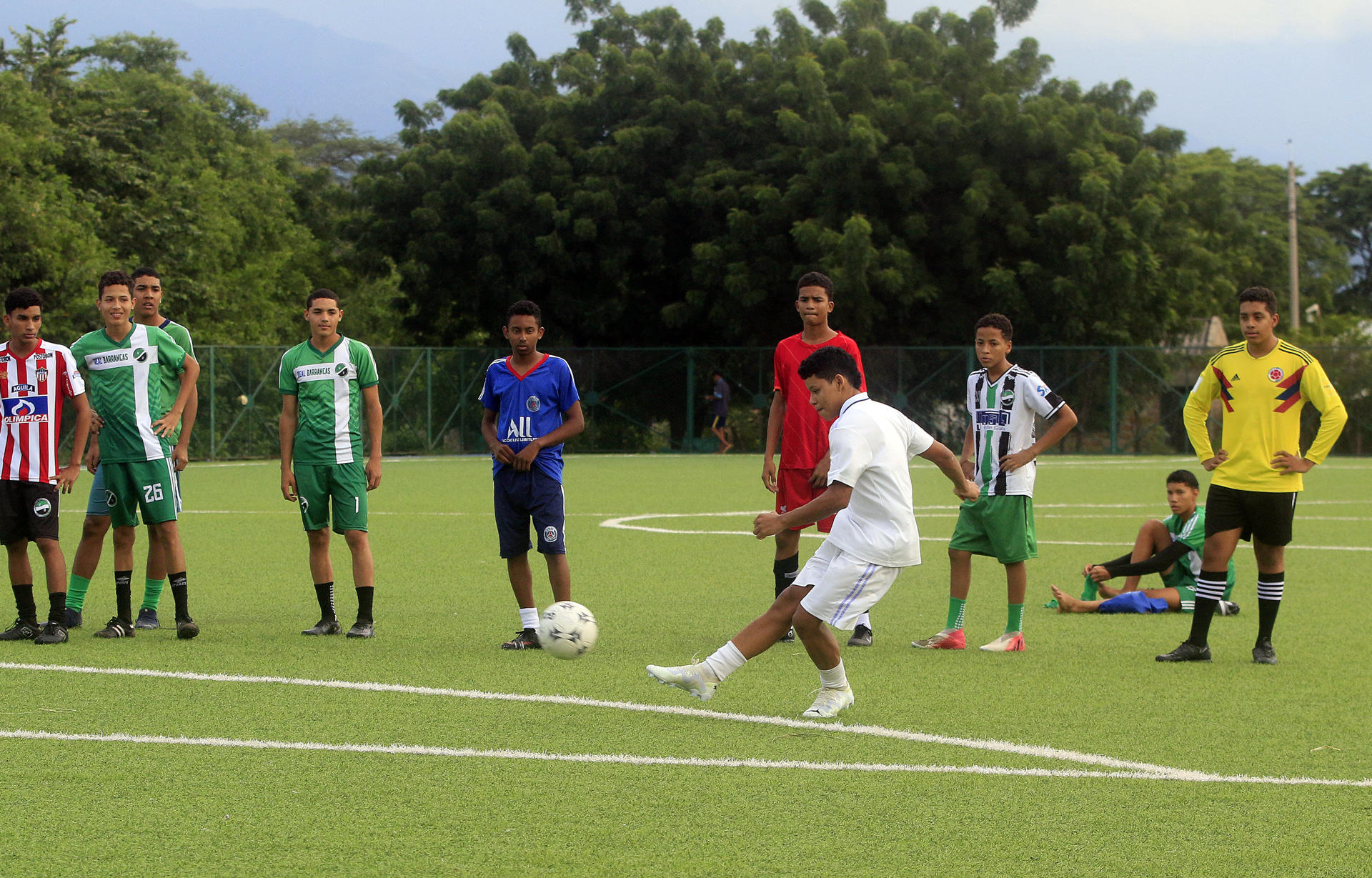 Niños y jóvenes entrenan fútbol en la Fundación Sembrando Esperanza