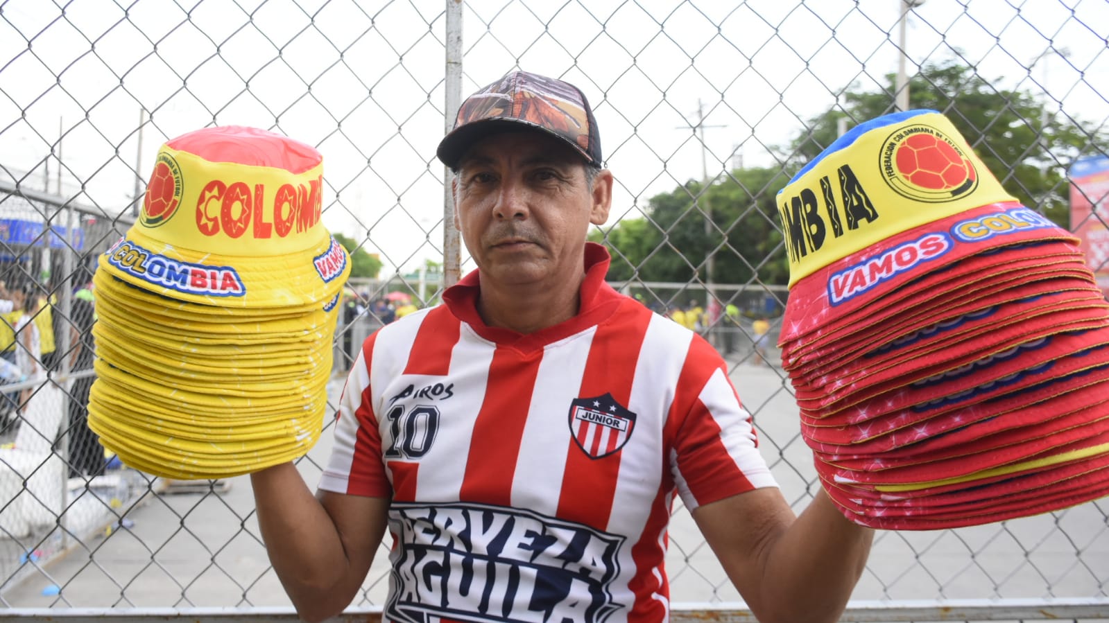 La camiseta del Junior es otra que no falta en las inmediaciones del estadio.