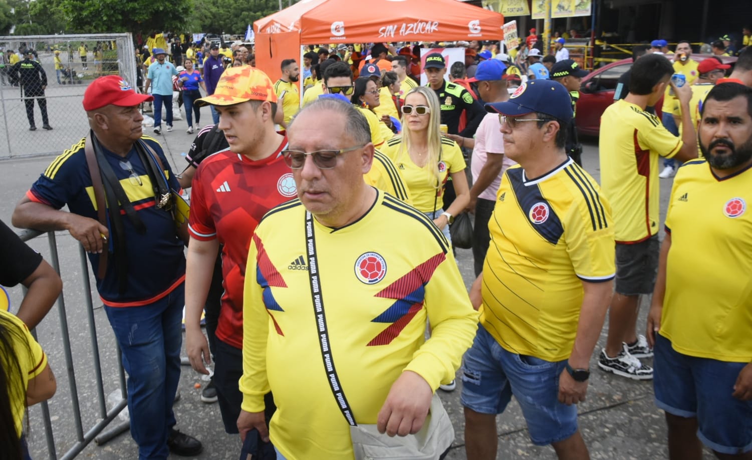 Seguidores de todas las edades entran al 'Coloso de la Ciudadela'.