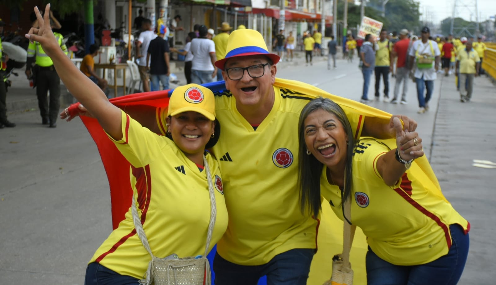 Algunos hinchas se han envuelto en la bandera de Colombia.