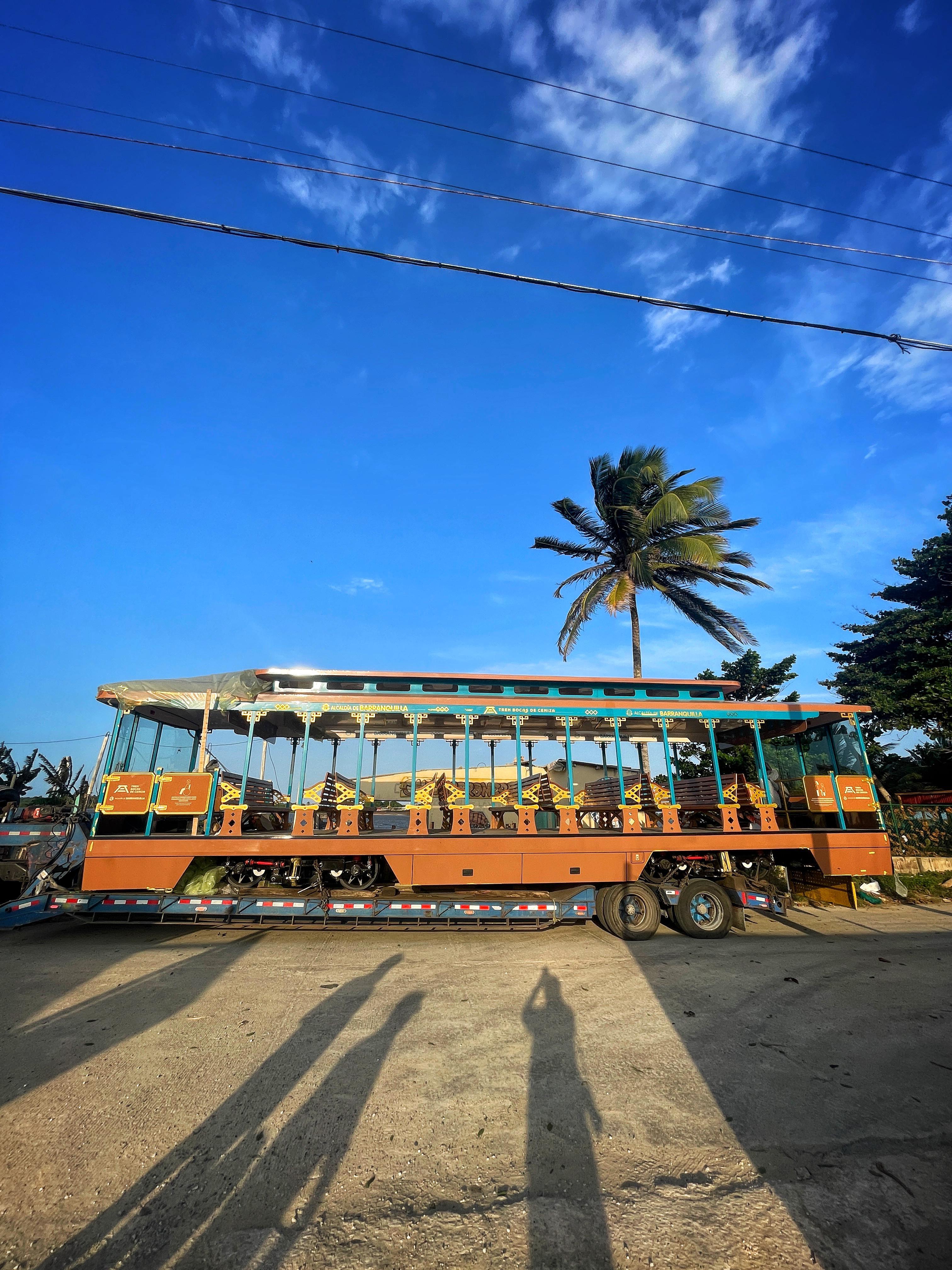 Primer vagón del tren turístico Bocas de Ceniza.