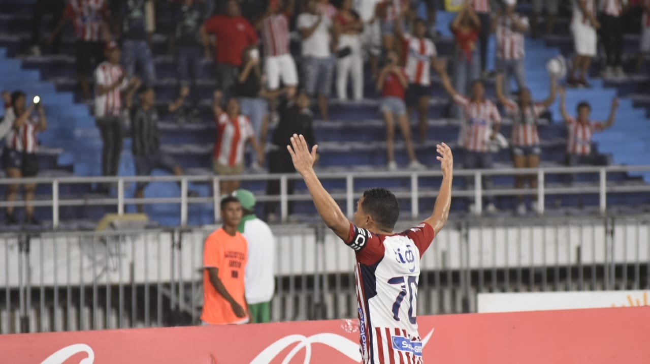 Carlos Bacca celebrando su gol.