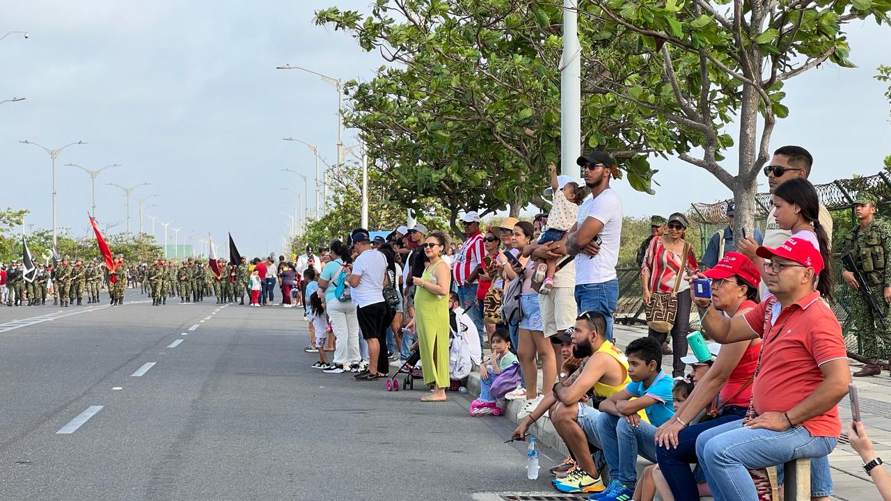 Asistentes al Gran Malecón del Río para disfrutar del desfile.