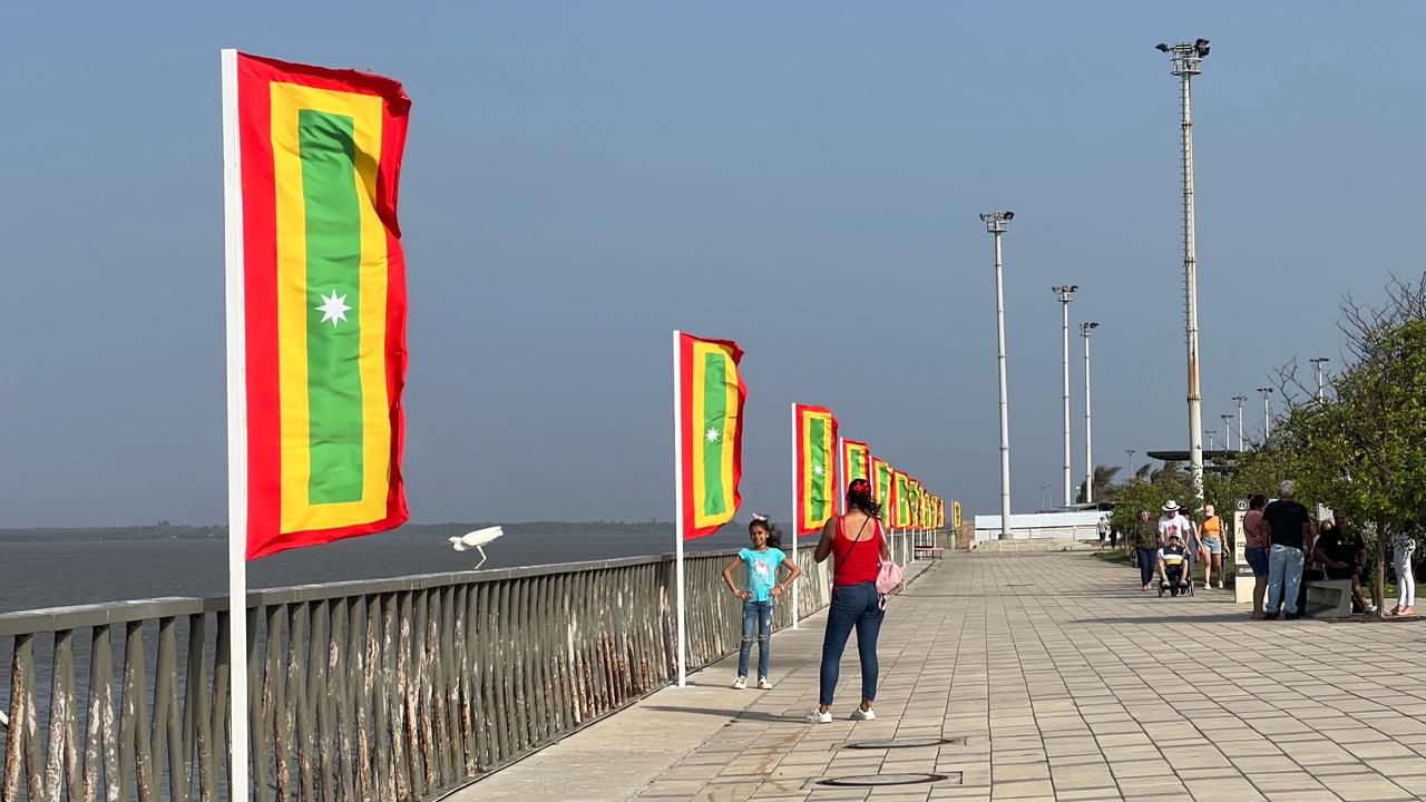 El Gran Malecón del Río con banderas de Barranquilla.