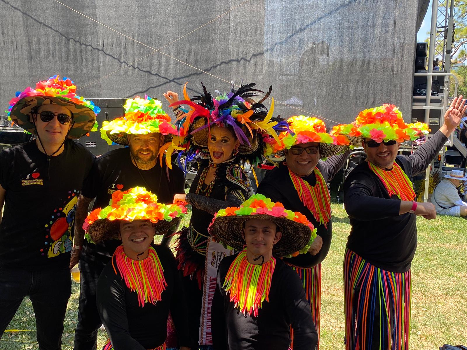 Señora Reina del Carnaval de Barranquilla en Miami disfrazada junto a su equipo.