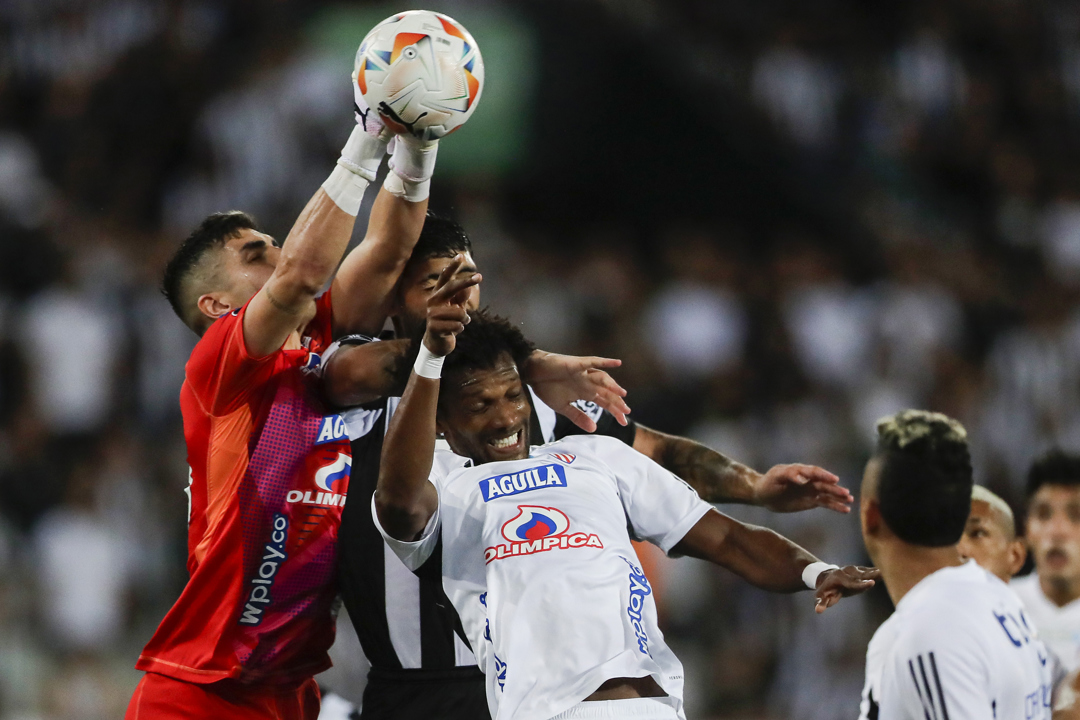 Santiago Mele asegura la pelota en un ataque de Botafogo.