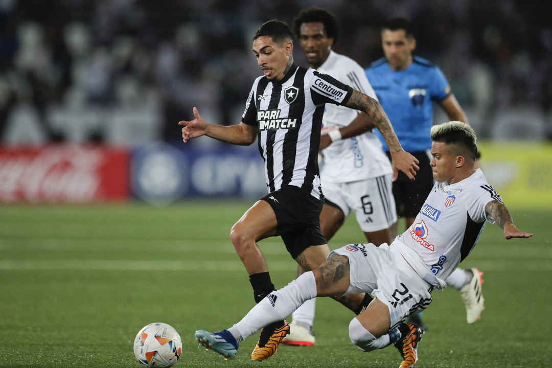 Wálmer Pacheco se interpone en el avance de un jugador de Botafogo. 