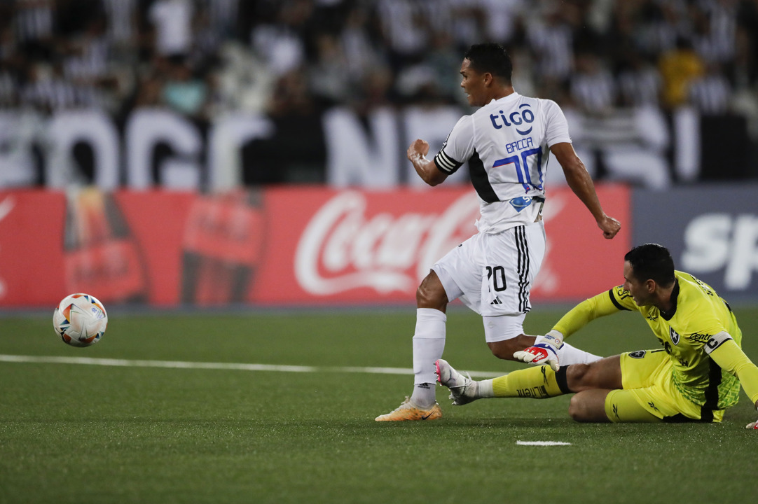 La acción del tercer gol del Junior, en la que Bacca eludió al portero Roberto Fernández. 