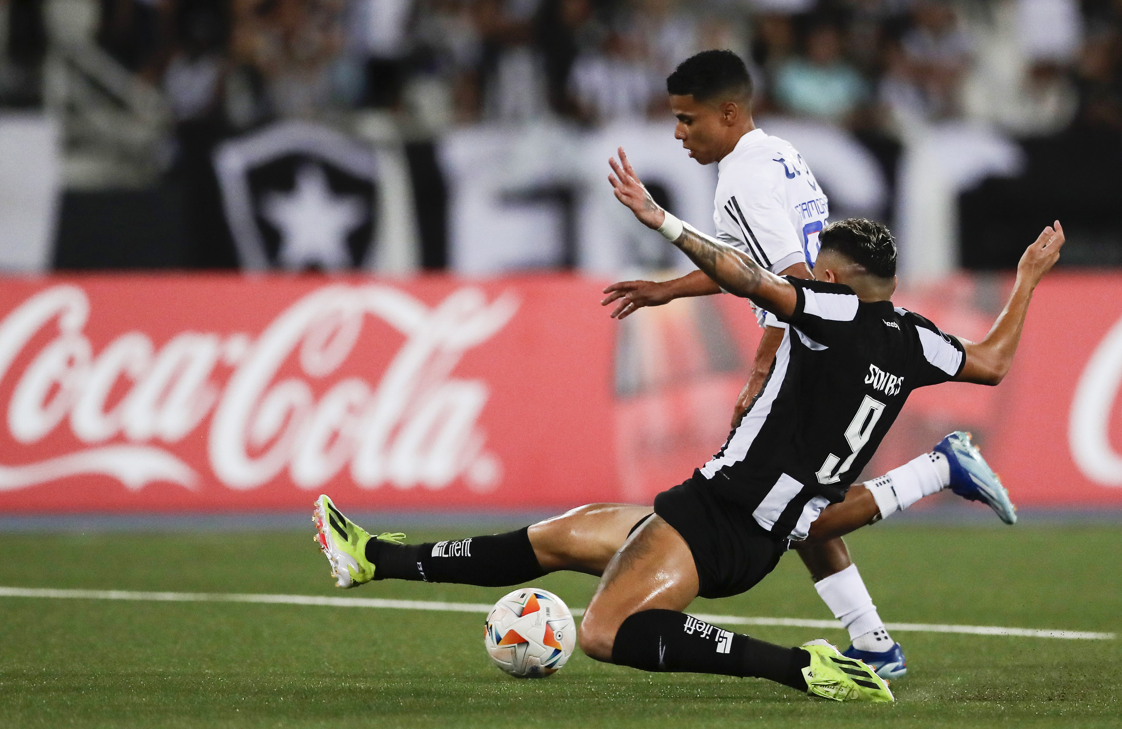 José Enamorado elude a Tiquinho Soares, en la acción previa al segundo gol de Junior.