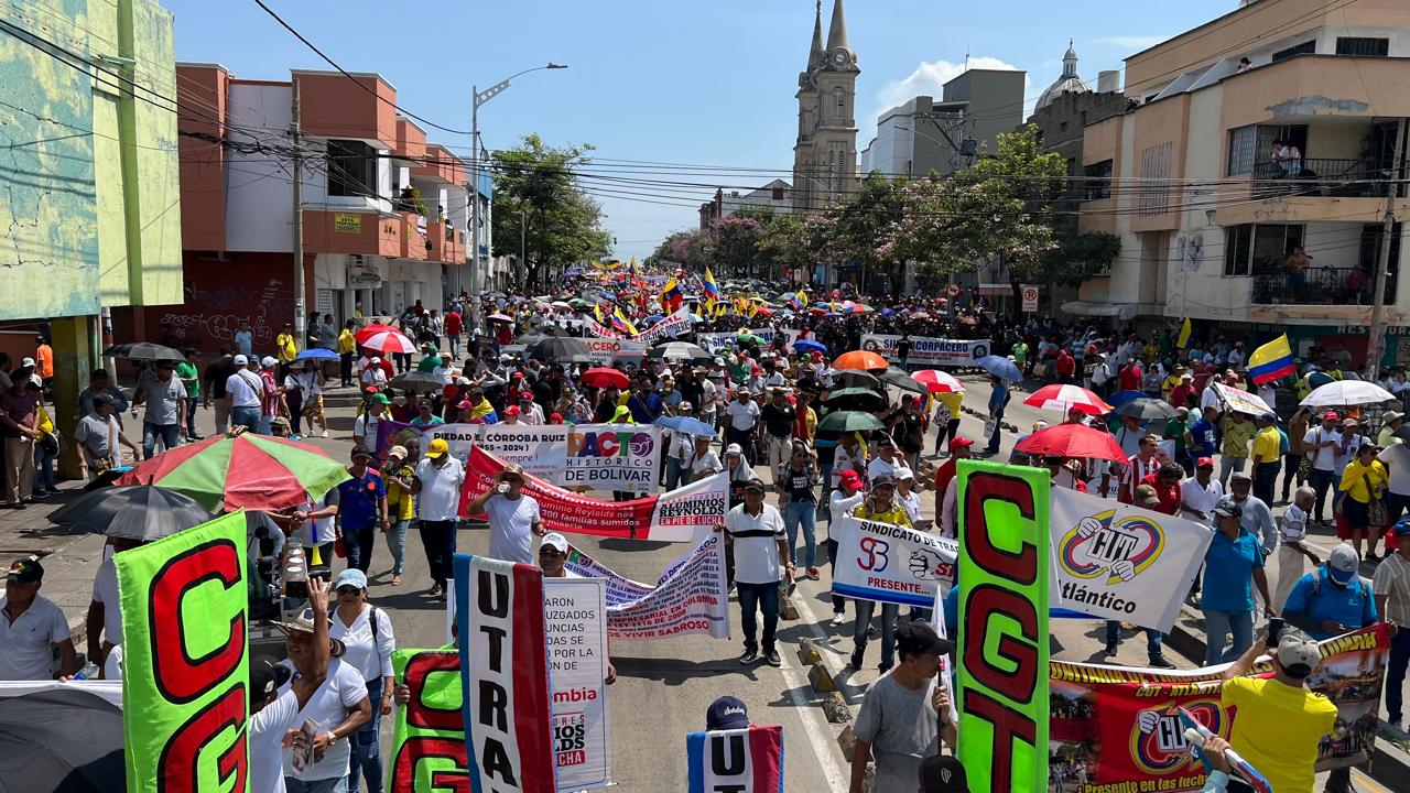 La marcha termina en la cancha de fútbol del barrio La Magdalena.