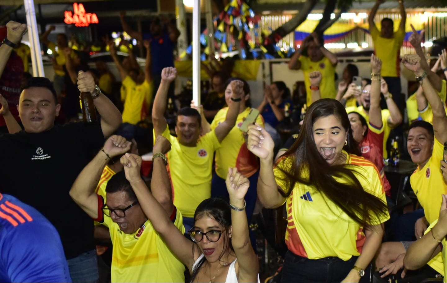 La goleada, la clasificación a semifinales e igualar el récord de partidos sin perder, llevaron a la celebración.