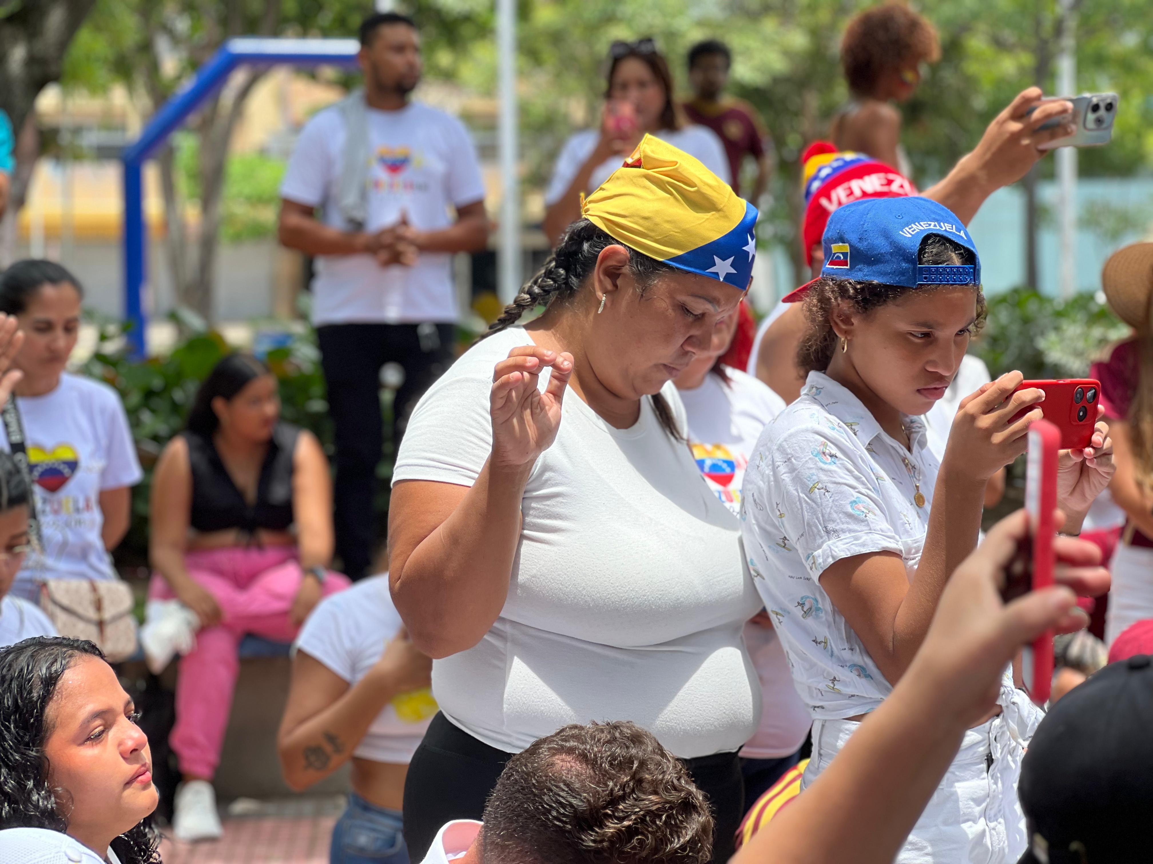 Oración de venezolanos en el parque Suri Salcedo en Barranquilla.