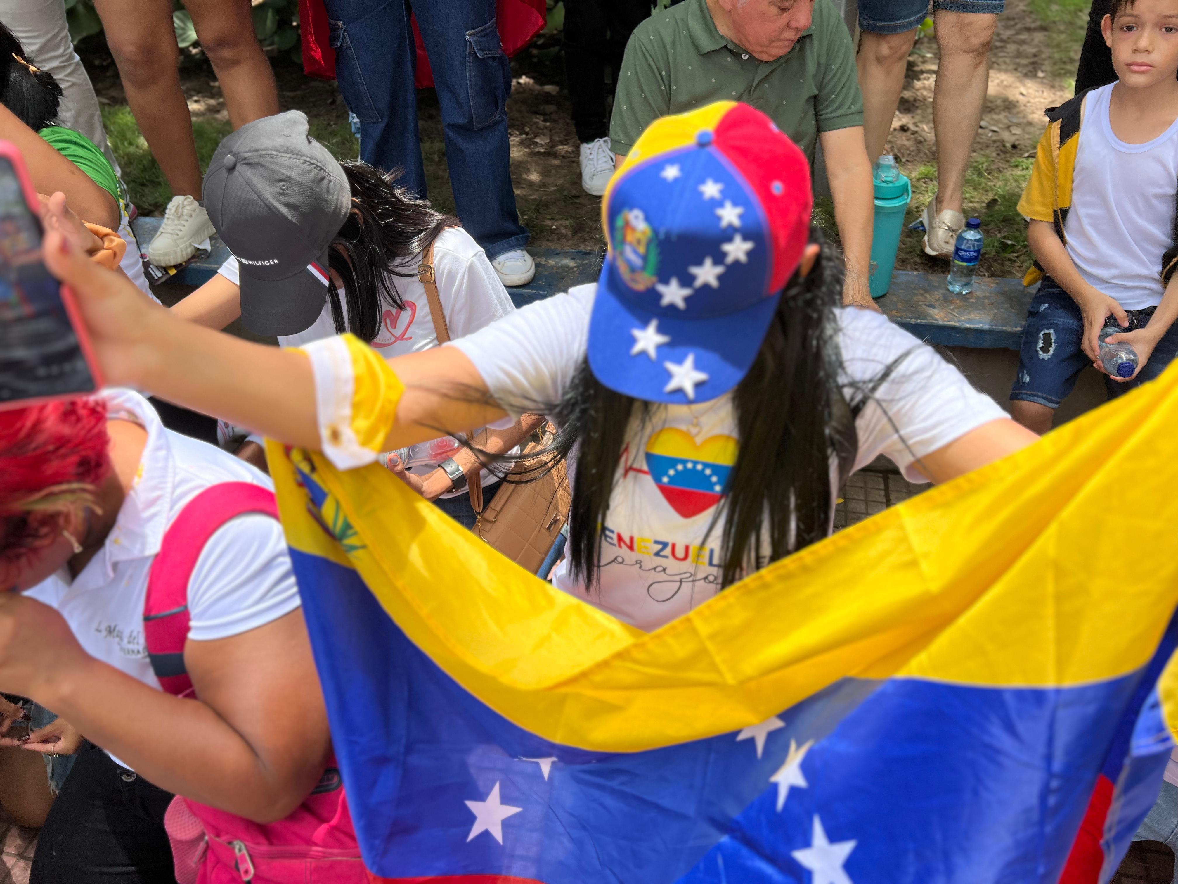 Oración de venezolanos en el parque Suri Salcedo en Barranquilla.