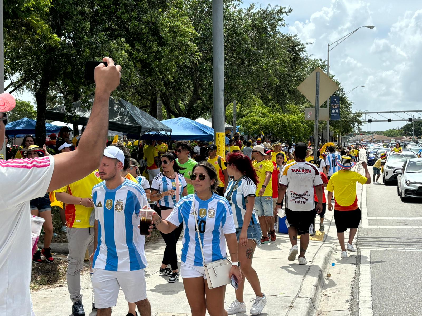 Camisetas de Argentina y Colombia abundan en las afueras del Hard Rock Stadium-