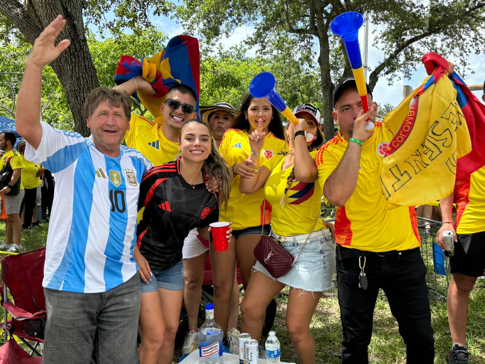 Aficionados de Colombia y Argentina unidos en torno a la fiesta del fútbol. 