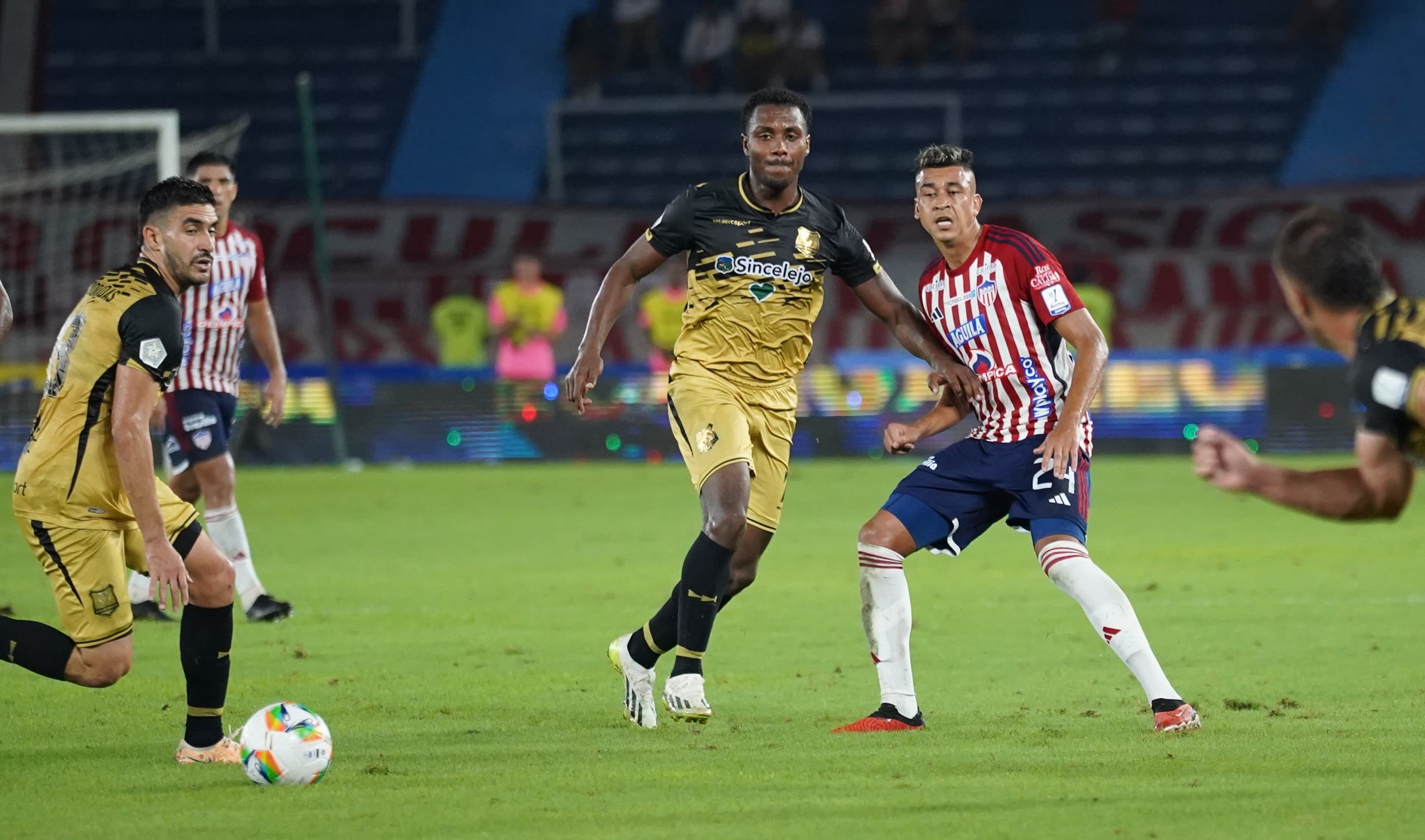 Víctor Cantillo filtrando un balón.