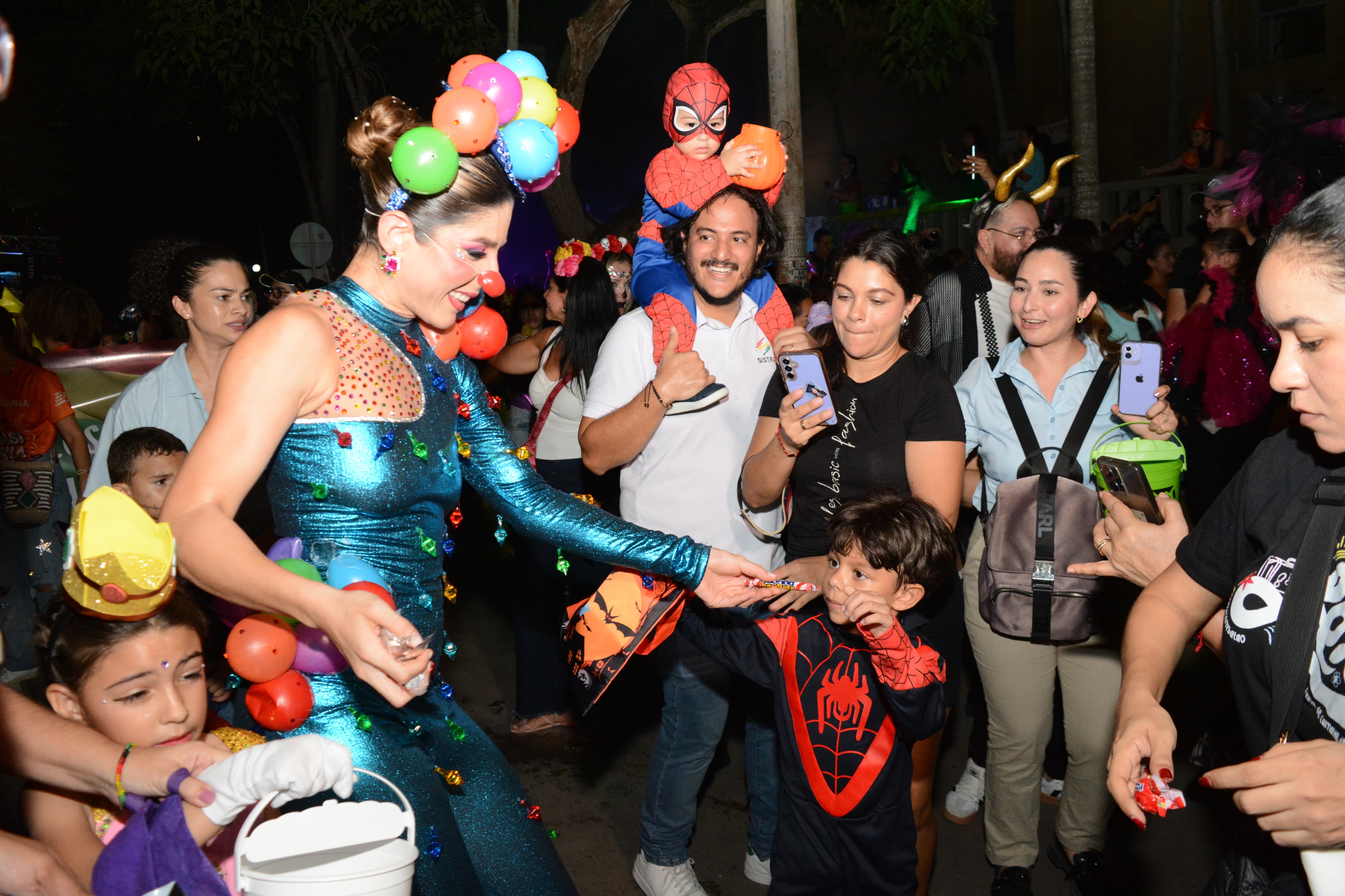 Alexandra Estarita, Reina del Carnaval de la 44, en el recorrido entregando dulces