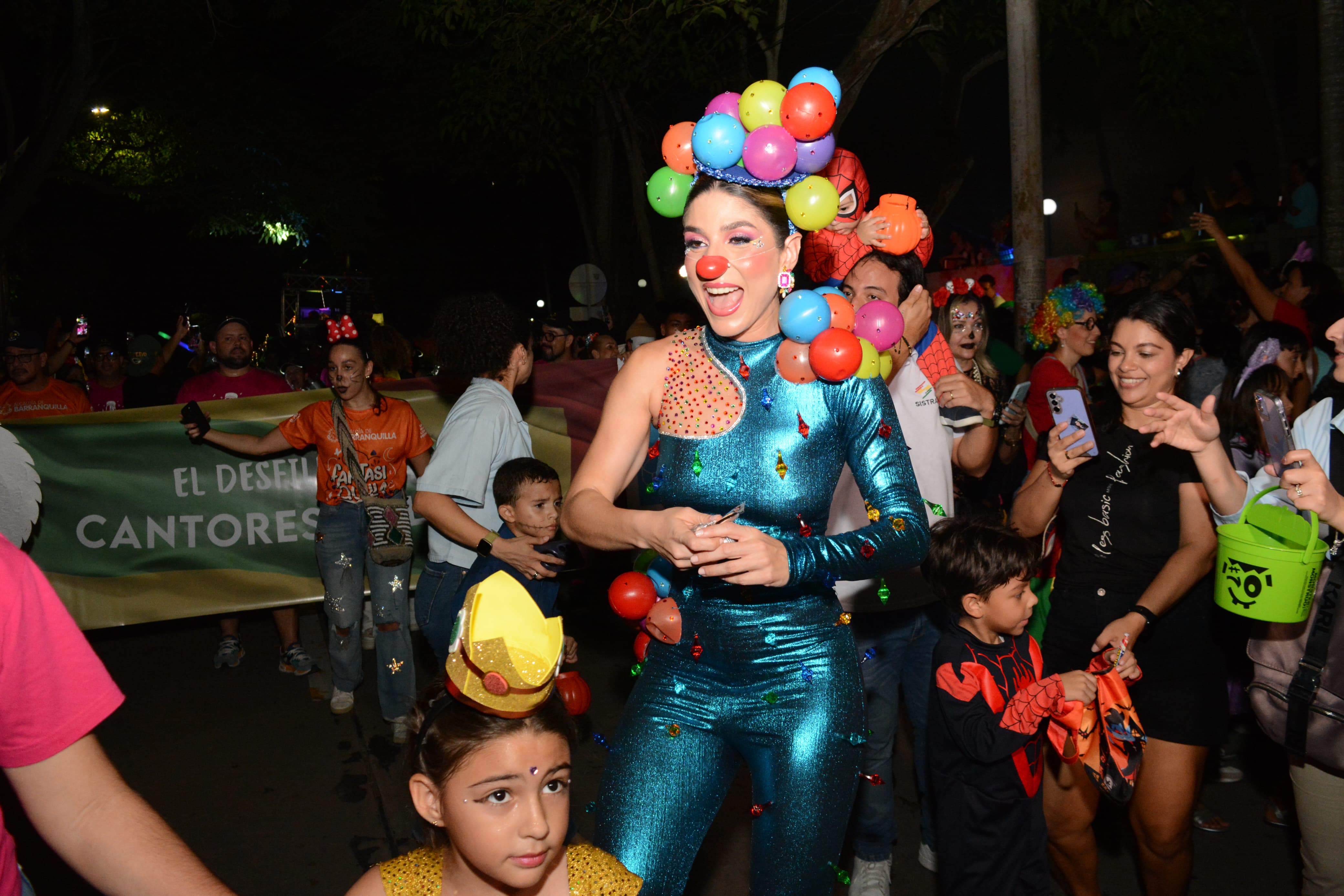 Alexandra Estarita, Reina del Carnaval de la 44, en el recorrido entregando dulces