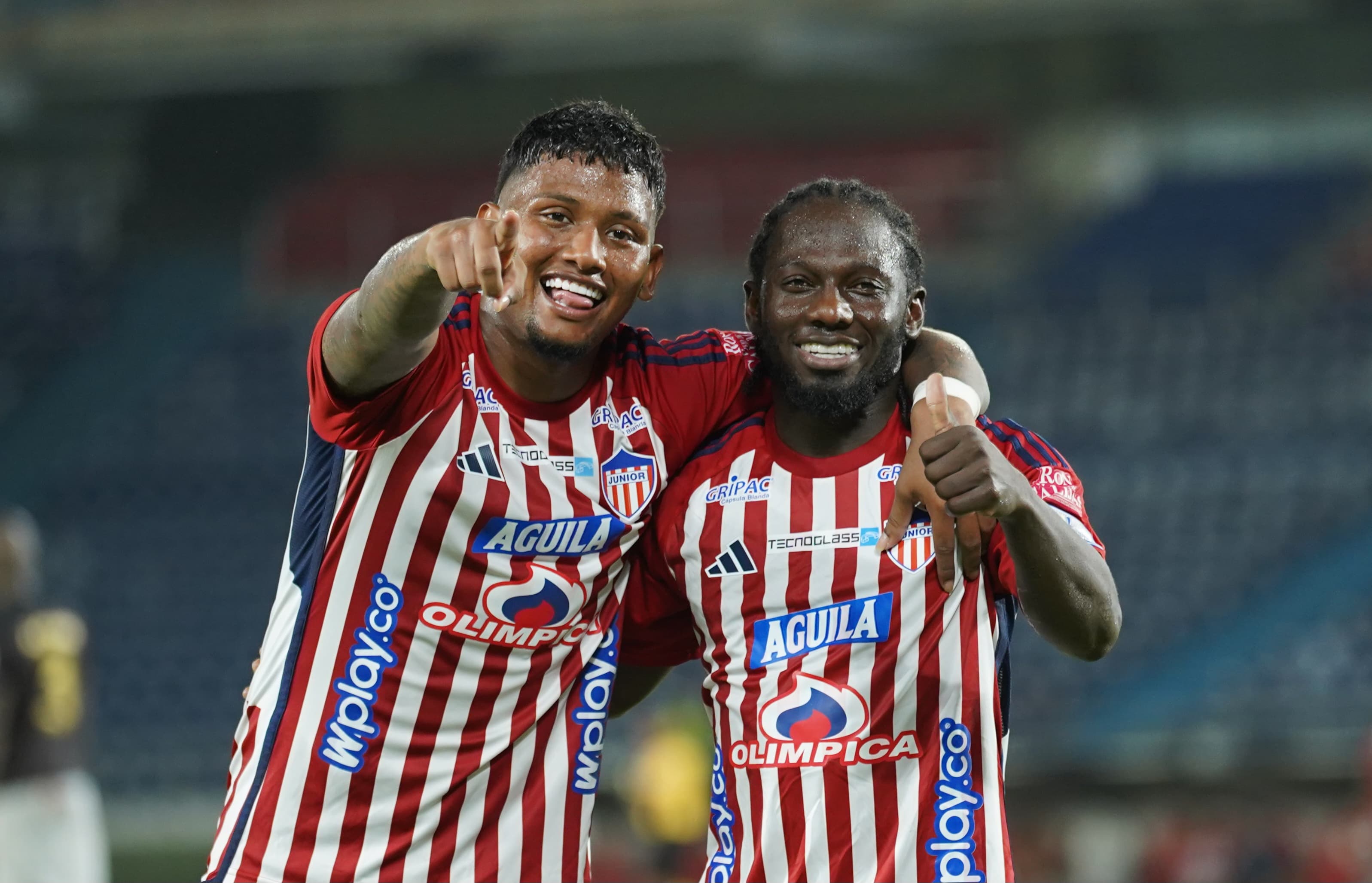 Yimmi Chará celebrando su gol con Jhon Vélez.