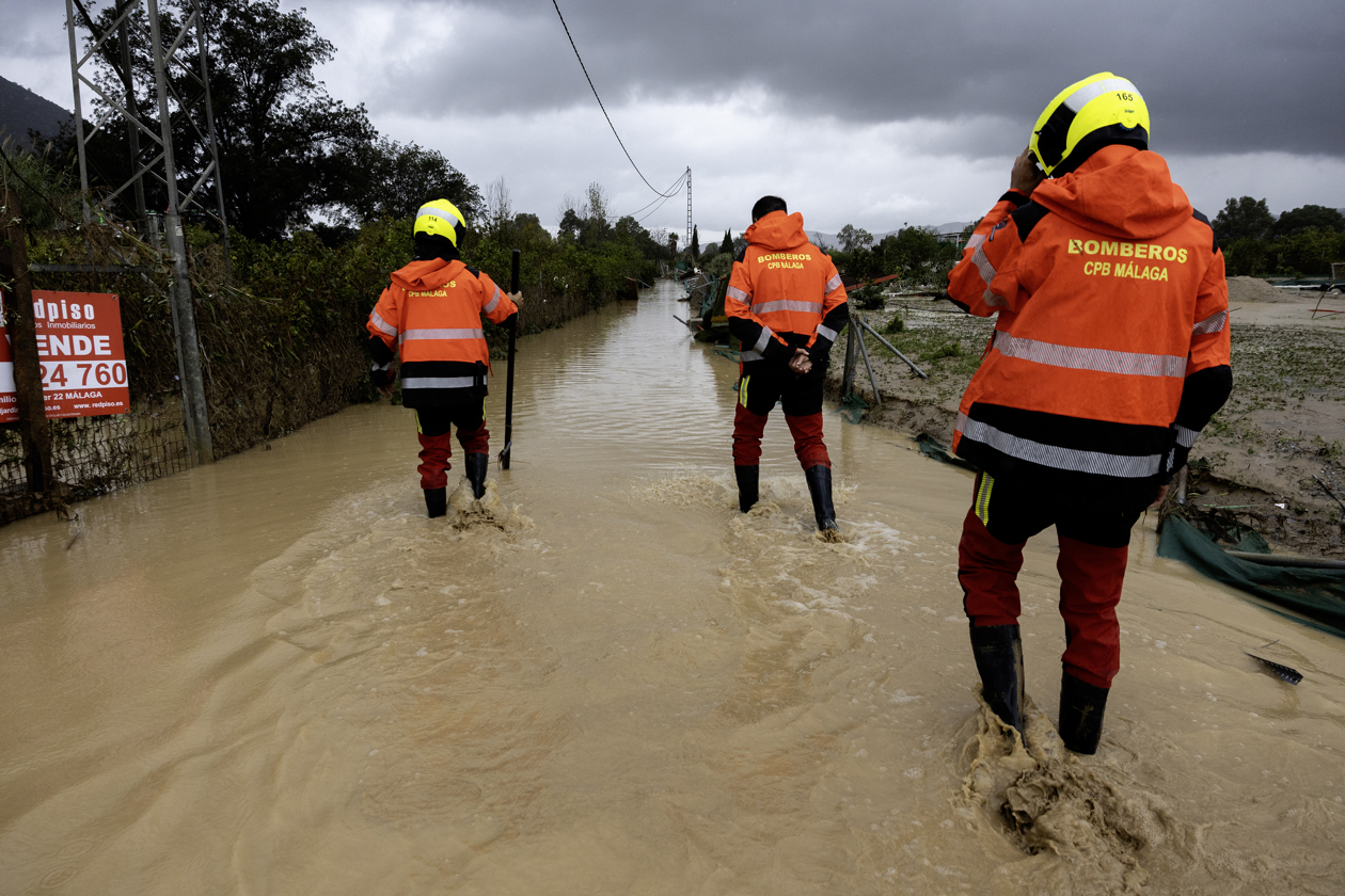 Un grupo de bomberos inspeccionan la barriada de Doña Ana