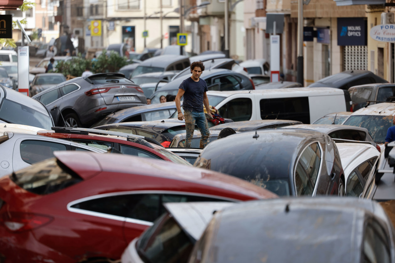 Vehículos amontonados en una calle tras las intensas lluvias