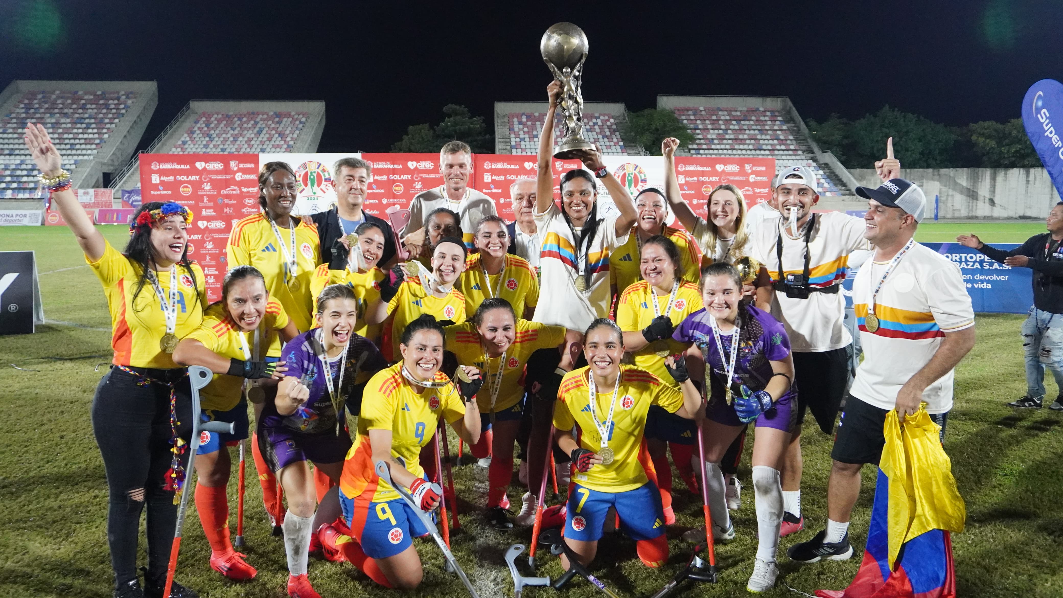 El equipo colombiano con el trofeo de campeonas. 