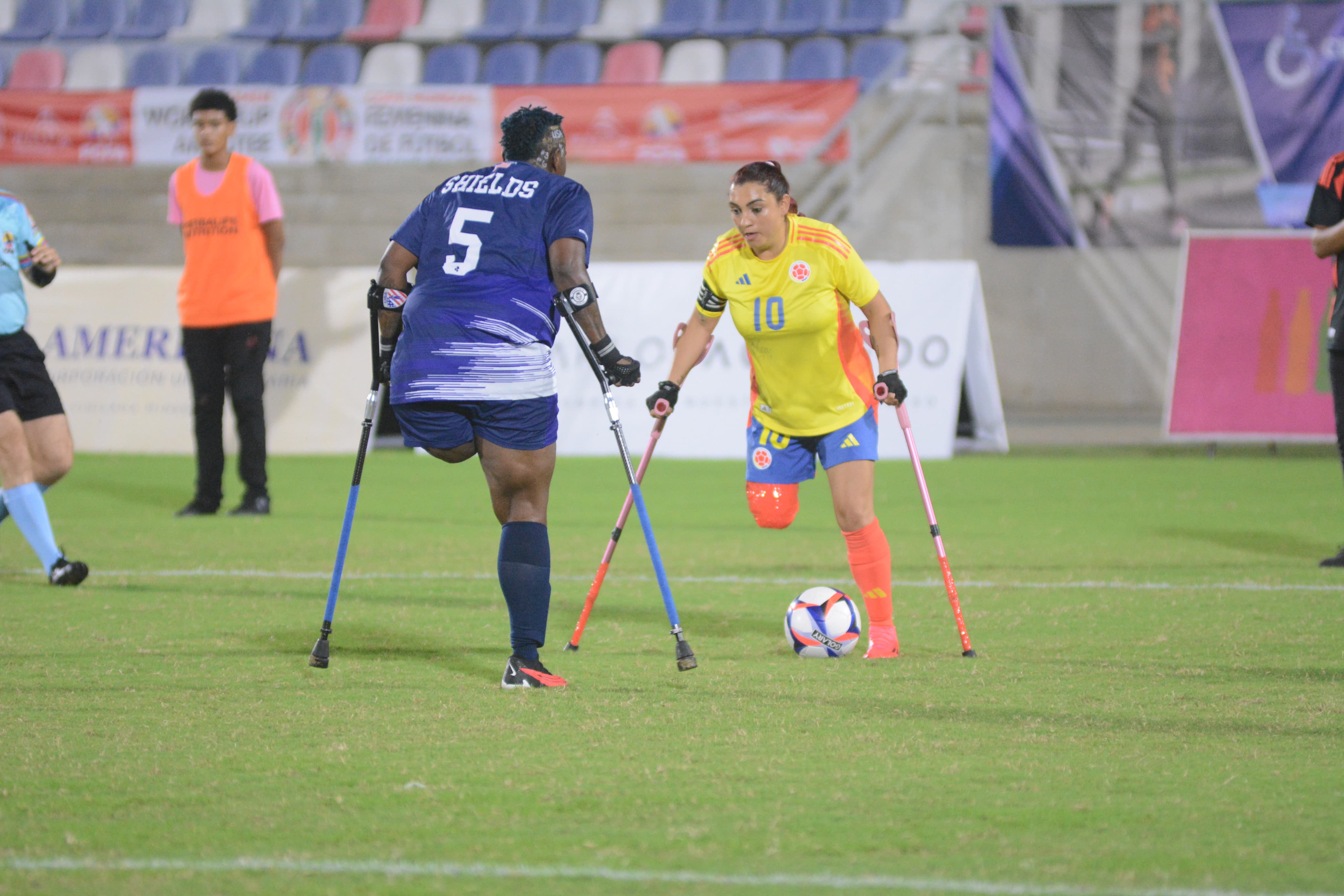 Acción de juego durante el encuentro. 