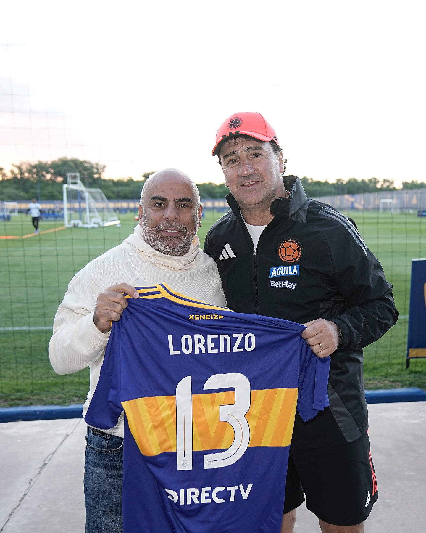 Néstor Lorenzo, exjugador de Boca, también recibió su camiseta.