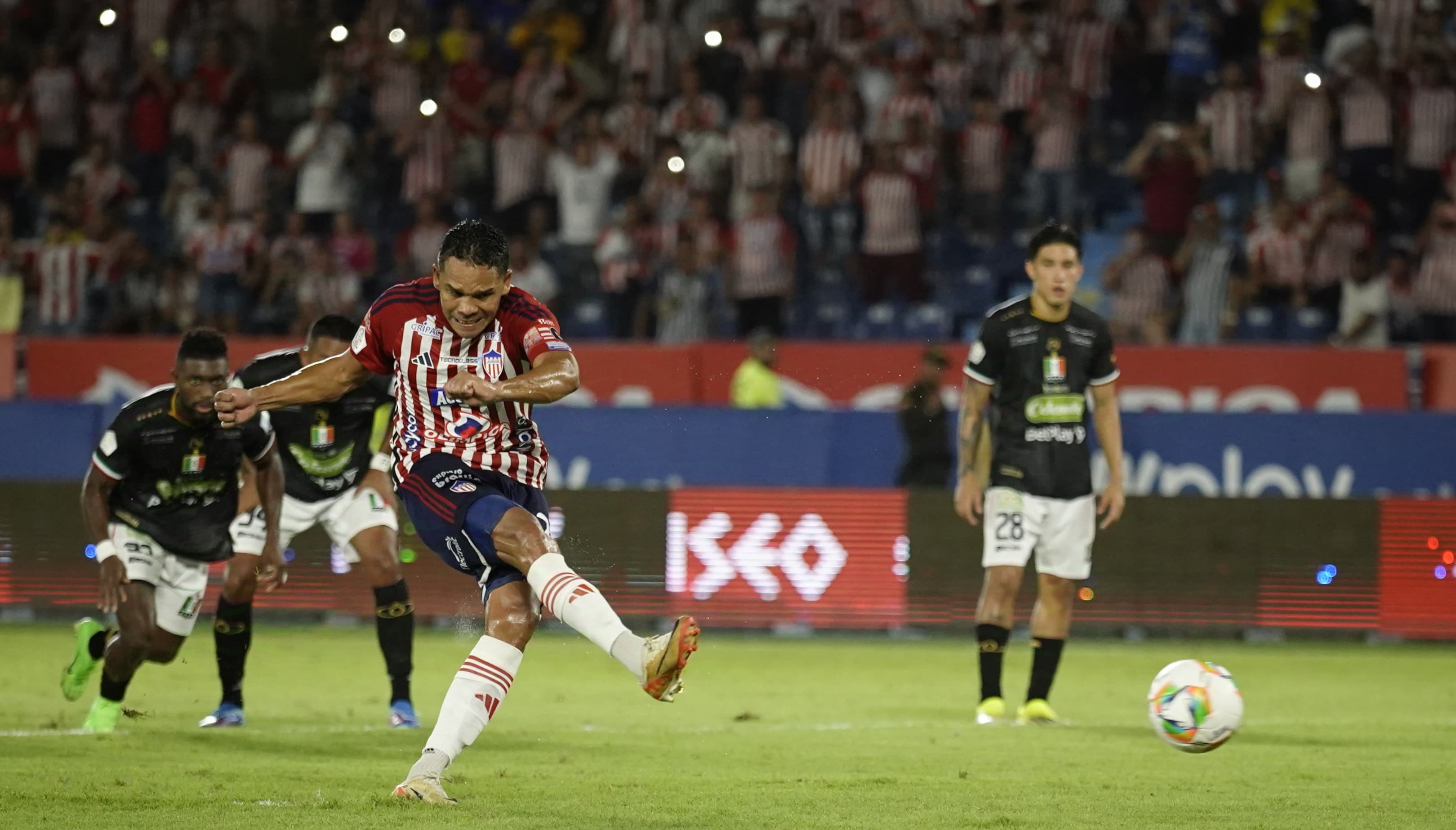 Bacca anotando el único gol de Junior.