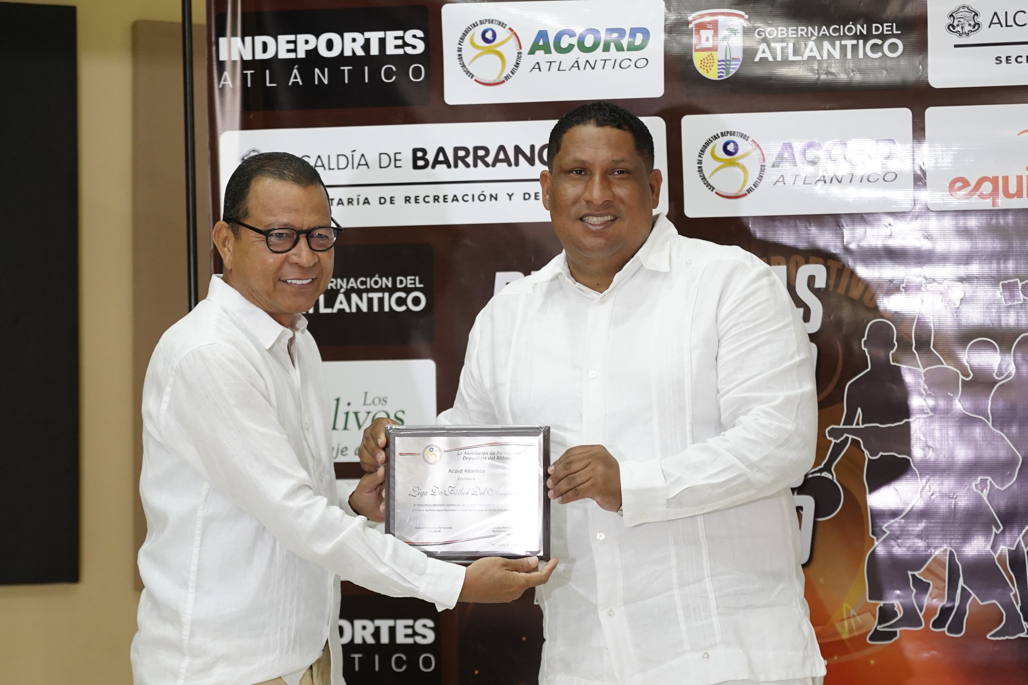 Francisco Sánchez recibió un reconocimiento especial por los 100 años de la Liga de Fútbol del Atlántico.