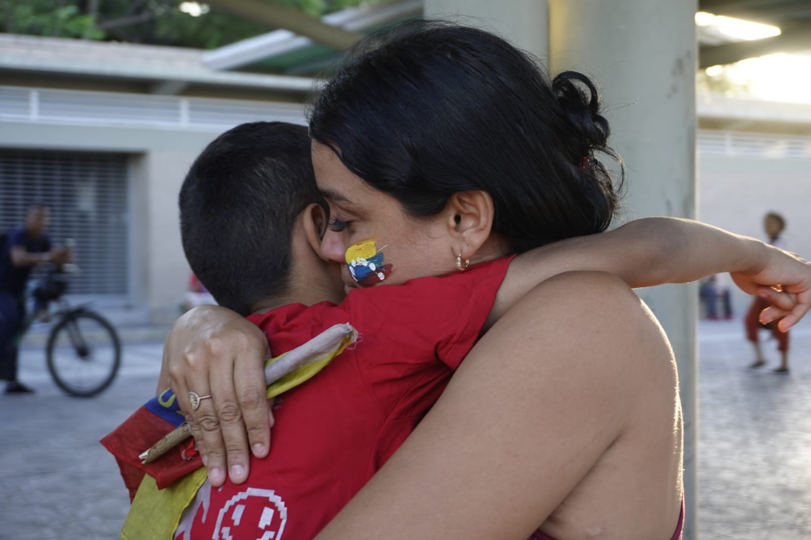 Niños y jóvenes también acudieron en apoyo al líder Venezolano.