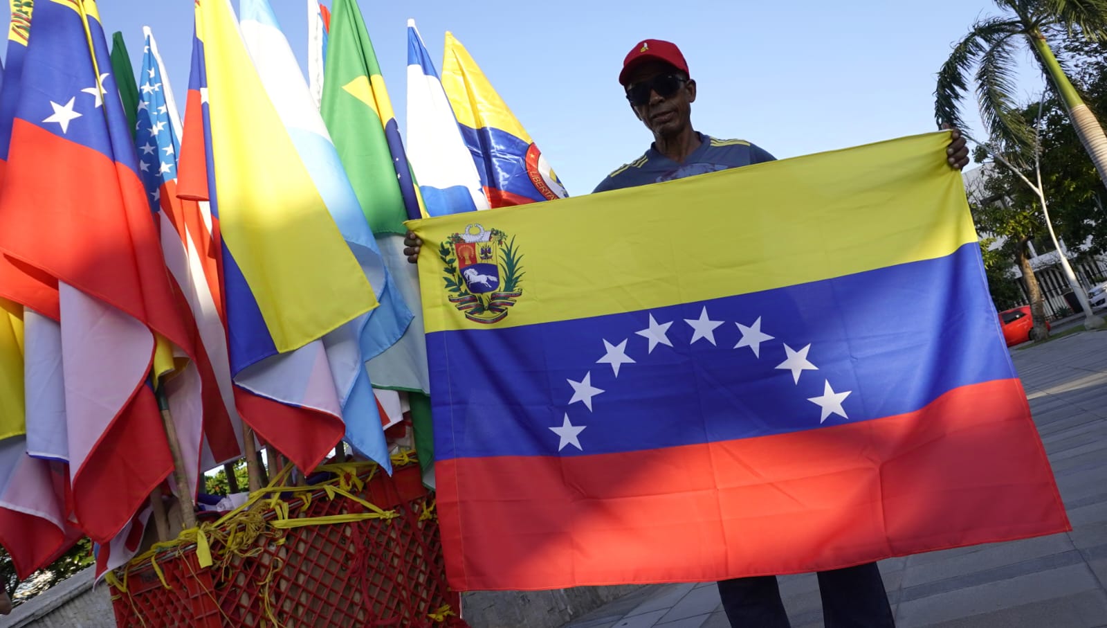 Los asistentes sostienen banderas en apoyo a Edmundo González. 