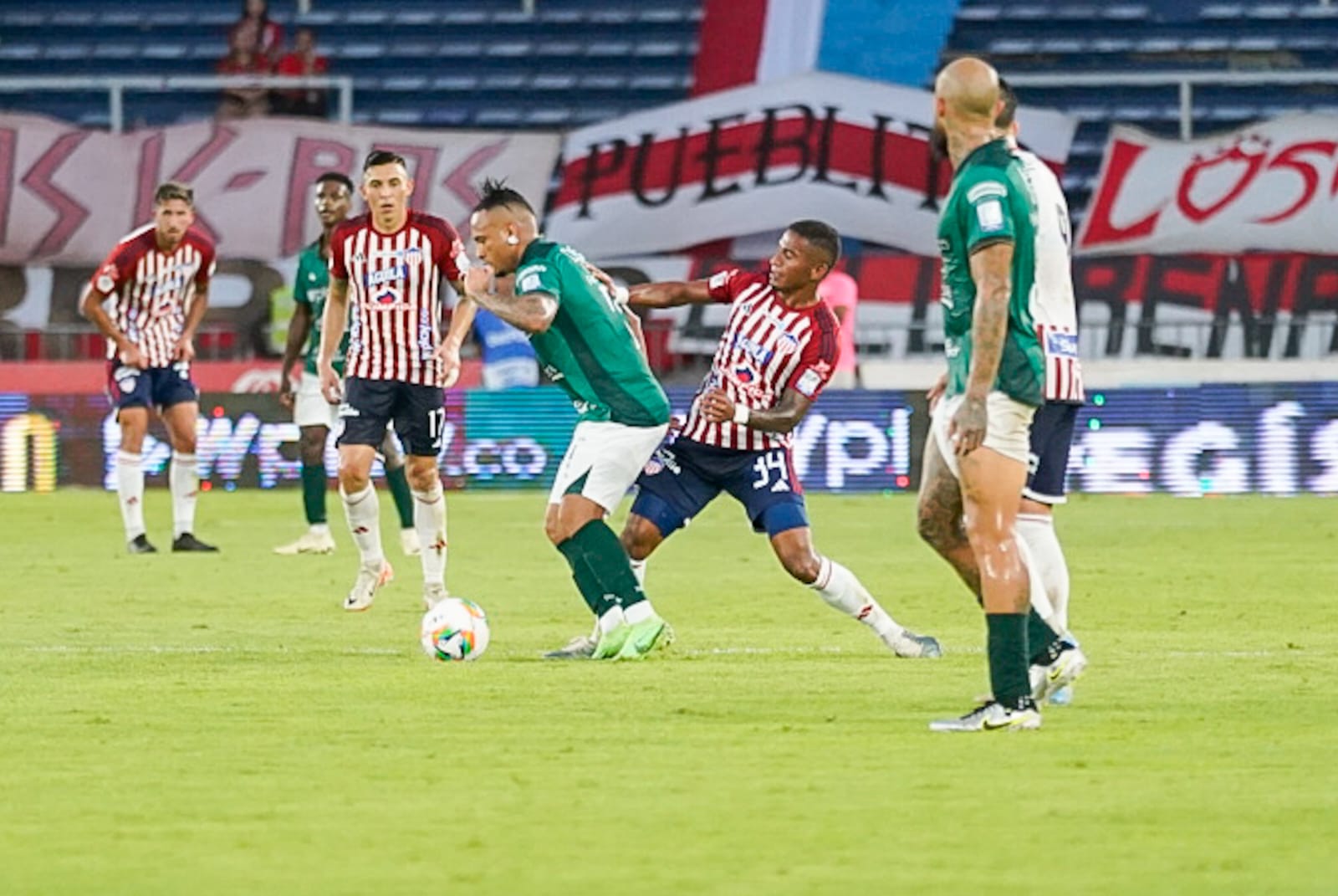 Aspecto del partido entre Junior y Deportivo Cali. 