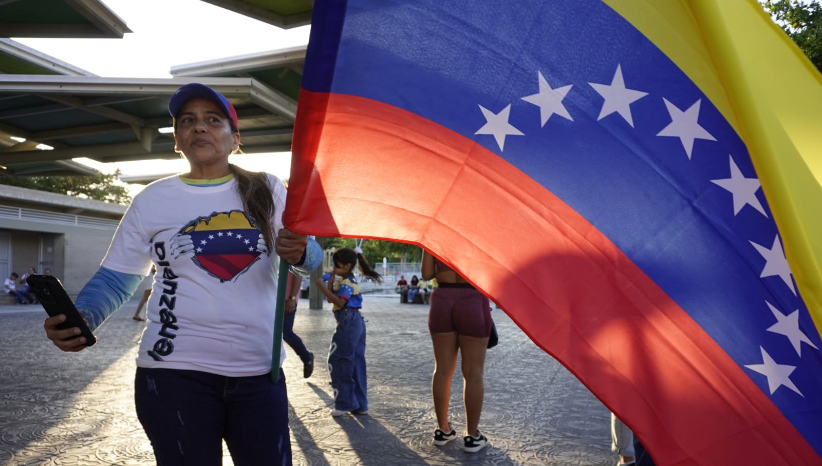 Con camisetas blancas, los asistentes están la Plaza de la Paz.