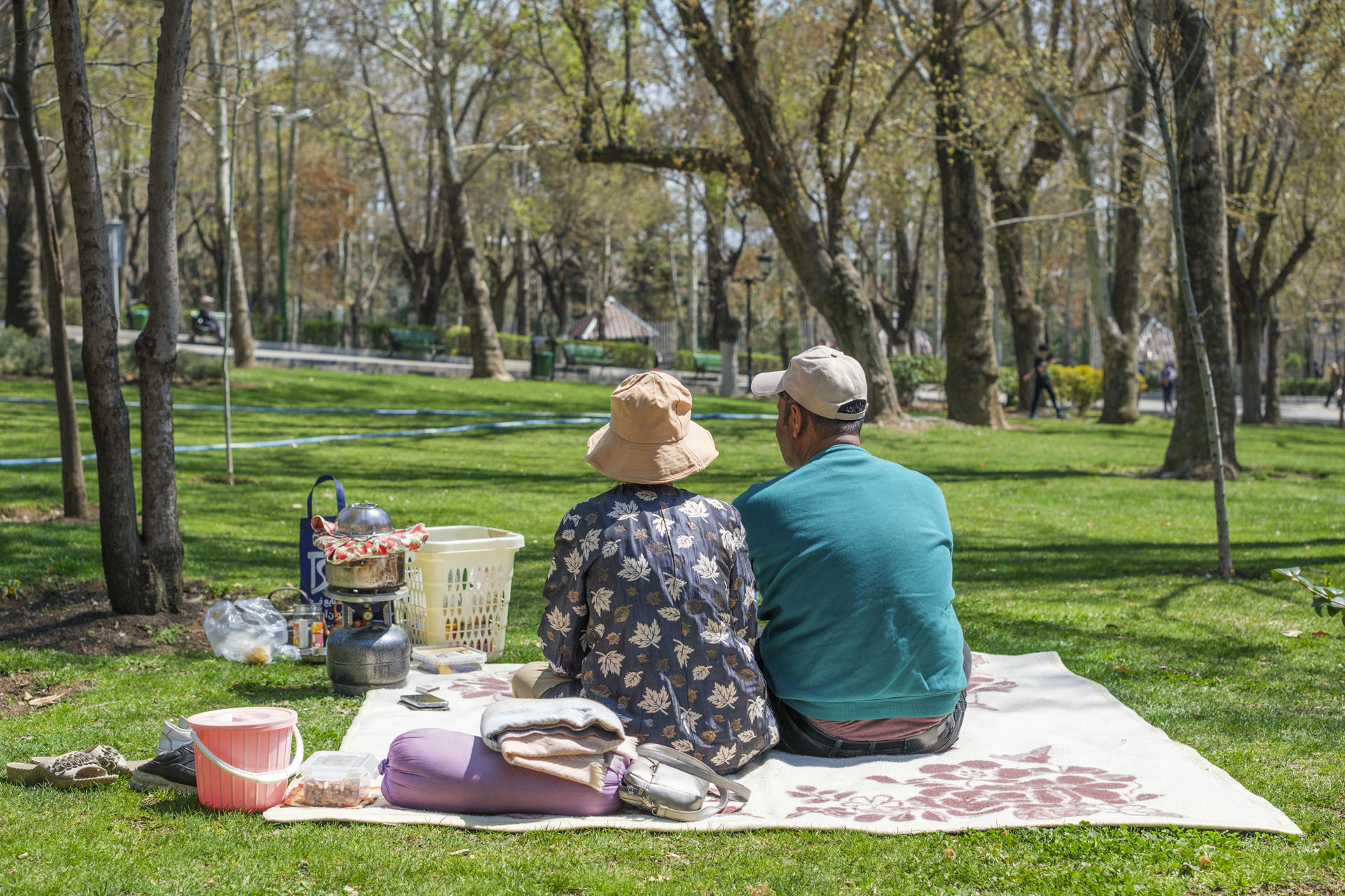 Una pareja en el parque Mellat de Teherán celebra el Día de la Naturaleza este lunes