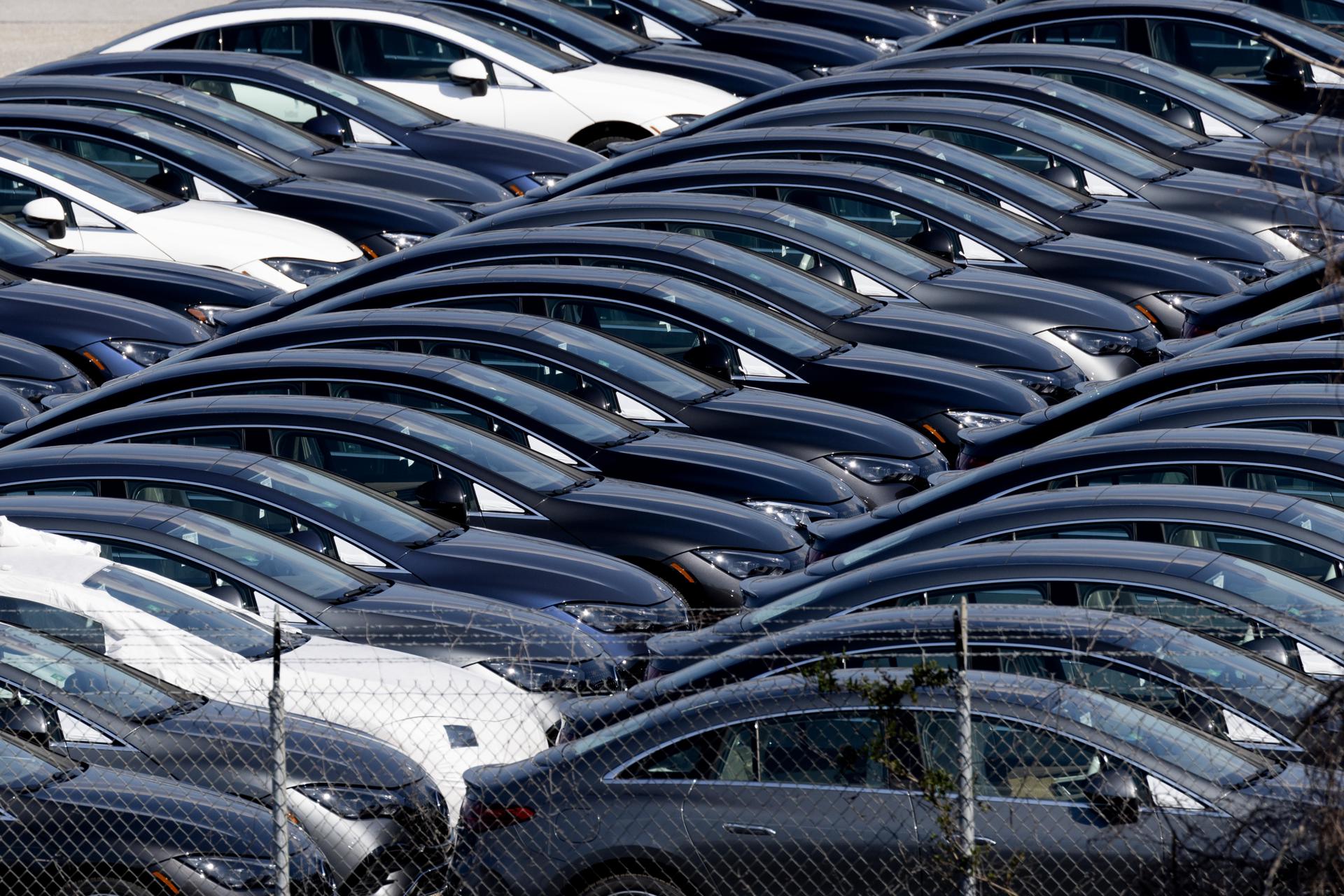 Cientos de vehículos de la marca Mercedes aguardan en un lote cerca del río Patapsco en Baltimore