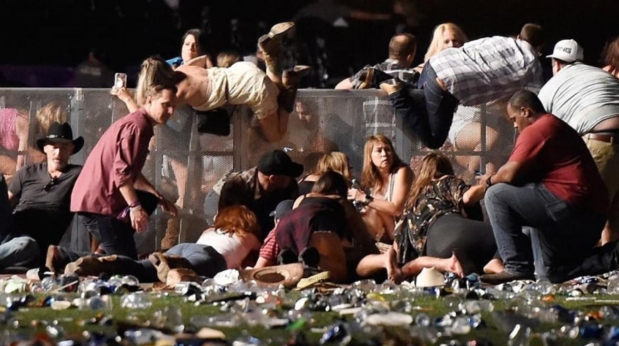 Varias personas se ponen a salvo de las balas asesinas en el atentado en Las Vegas